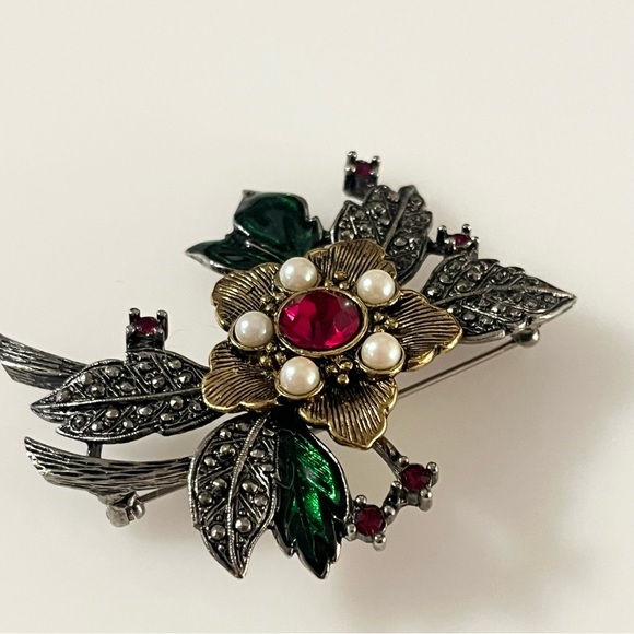 Vintage Avon Poinsettia with Rhinestone and Faux Pearl Accent Brooch Pin - Picture 9 of 16
